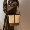 Bolso de Mujer Otoño Invierno Nuevo Retro Moda Simple de Gama Alta Bolso Cubo con Costuras Versátil Ins Bolso de Hombro Cruzado