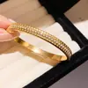 Pulseira com Fivela Listrada Quadrada Redonda Moda Estilo Europeu Americano Pulseira de Temperamento Luxo Leve Versátil Simples Para o Dia a Dia Joia de Mão para Mulheres