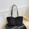 Bolsa Feminina Suede Pelúcia Bolinhas Retrô Estilo Coreano 2026 Nova Grande Capacidade Versátil para o Dia a Dia Bolsa de Ombro Horizontal Bolsa de Braço