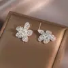 Pendientes de Botón con Flor y Perla Estilo Coreano Moda Europea y Americana Versátiles Exquisitos Pendientes Sentido de Diseño de Nicho Sensación de Alta Gama Adornos para el Oído Venta al por Mayor