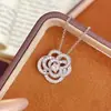 Xiaohongshu Nova Tendência Colar de Camélia para Mulheres Elegante Versátil Design Flor V Ouro Cheio de Diamantes Corrente Clavícula Atacado