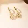 Pendientes de Estrella de Ocho Puntas Retro de Lujo Ligero, Clips para Orejas de Diseño Nicho Estilo Europeo y Americano, Pendientes Exquisitos Versátiles de Alta Gama para Mujer