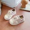 Zapatillas pequeñas para niñas con estampado floral, forradas de polar para otoño e invierno, modelo nuevo 2026, zapatos casuales antideslizantes, suela suave pura, para niños de talla mediana y grande, zapatillas blancas