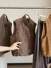 Ropa elegante para mujer: un chaleco retro de capas con cuello alto y textura de gamuza, perfecto para otoño e invierno. Un top único y moderno, modelo A14267