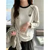 Nova moda outonal, camiseta listrada estilosa de algodão puro com ombros à mostra e manga longa para mulheres, um top versátil e elegante
