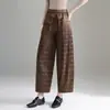 Calça casual ampla estampada retrô para mulheres, nova coleção de outono de 2026, apresentando caimento fluido, efeito emagrecedor, design de perna reta e um comprimento cropped relaxado e moderno.