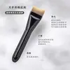 Brocha de base negra con forma de media luna, sin marcas y sin dejar polvo, para base líquida, ultradelgada, curvada, cabeza plana y diseño tipo cuchilla para un ajuste perfecto en el rostro