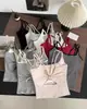 Camisola sexy com tiras cruzadas nas costas, decote profundo e detalhes vazados, com bojos fixos, um top justo para usar em camadas ou sozinho