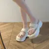 Chanclas de moda para combinar con faldas, nuevas sandalias de verano para mujer 2026, populares zapatillas tipo slip-on con forma de corazón y pedrería para el verano
