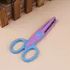 Tijeras de encaje para niños tijeras de seguridad de plástico DIY hecho a mano álbum de fotos tijeras para fotos 5 pulgadas fabricantes al por mayor tijeras divertidas