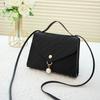 Bolso bandolera fresco y sencillo 2023 nuevo color sólido colgante de perlas repujado regalo para novia cumpleaños bolso cuadrado pequeño