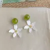 Pendientes frescos y dulces estilo vacacional con borlas florales, borlas de perlas estilo francés, pendientes llamativos de lujo ligero y alta gama