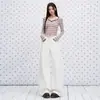 Jeans de pierna ancha de corte tridimensional color blanquecino para mujer, nuevo estilo principios de otoño 2026, corte holgado, color liso, pantalones básicos de pierna curva