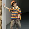 Conjunto de Manga Curta para Meninos Cores de Verão Listras Coloridas 2026 Novo Estilo Menino Tendência Camiseta Solta Roupas de Verão Infantis Top