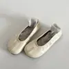 Zapatos planos bajos retro franceses blancos para mujer, nuevo estilo verano 2026, versátiles con faldas, zapatos Mary Jane sin cordones