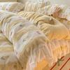 Juego de cama de cuatro piezas de terciopelo coral de leche engrosado de doble cara, ropa de cama de franela de invierno, falda de cama más gamuza, sábanas, funda de edredón