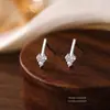 Pendientes de botón de plata 925 de lujo ligero con tres diamantes para mujer, sencillos y elegantes, estilo nicho ins, pendientes tachonados de circonita, joyería de plata versátil