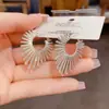 Brincos de Clipe de Metal em Forma de Coração Europeus e Americanos para Venda Cruzada na Amazon, Moda Retrô de Luxo Leve Personalizada, Brincos de Alta Qualidade para Atacado