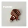 Bufanda de punto a rayas para niños, moderna y linda con pompoms de dibujos animados, un calentador de cuello de invierno elegante y cálido para bebés