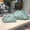 Selección Estricta de Estilo Tejido Bolso Tejido de Cuero Genuino para Mujer 2025 Verano Nuevo Bolso de Hombro Cruzado de Mano Nube