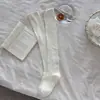 Meias 7/8 para mulheres, estilo outono e inverno, meias Maillard empilhadas, meias antiderrapantes de cano alto, brancas com bordas franzidas