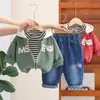 2024 Nuevo Conjunto de Tres Piezas para Niños: Sudadera con Capucha y Cremallera de Oso, Camiseta Inferior Estampada, Jeans. Fabricante de Origen Venta al por Mayor