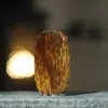 Pendente Escultura em Relevo de Agarwood de Qinan Lado Único Marca Amarela Deus da Riqueza Peça de Mão Estilo Chinês