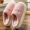 Pantuflas de algodón silenciosas para hombre, nuevo modelo 2026 para uso en interiores en otoño e invierno, impermeables de PU, sin olor, pantuflas de algodón afelpado para hombre