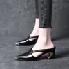 Verano Nuevos Zapatos de Mujer Estilo Coreano Punta Afilada Anticolisión Sencilla Bolsa Delantera y Espalda Vacía Sandalias Perezosas de Medio Slip Tacón Grueso Pequeño Aroma