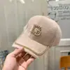 Gorra de béisbol mezclada con pelo de conejo Estilo coreano ins para mujer otoño e invierno Gorra con tachuelas de letras D visera parasol gorra de felpa cálida engrosada