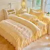Juego de ropa de cama de cuatro piezas estilo princesa rosa de terciopelo de leche con ribete de encaje de doble capa colcha acolchada terciopelo grueso de doble cara cálido para otoño e invierno