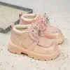 Botas Curtas Femininas com Forro de Lã 2025 Novas Botas de Couro Infantis Botas de Princesa com Laço Femininas Botas Quentes de Algodão Duplo