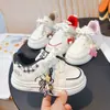 Tênis Infantil para Ensino Fundamental 2026 Primavera e Outono Novos Sapatos Brancos Casuais Respiráveis Moda Desenho Tênis Esportivos Sapatos para Meninas