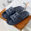 Chinelos de Casa para Hotel 2024 Furo para Vazamento de Água Chinelos de Banheiro Femininos Verão Chuveiro Secagem Rápida Anti-Odor Casal Chinelos Macios Elásticos Masculinos