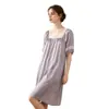 Nuevo estilo de verano bata de noche de seda francesa con copas en el pecho, 100% seda de morera, se puede usar en el exterior, cuello cuadrado, mangas de farol, vestido de princesa