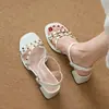 Sandálias de Tira Única em Pele de Cordeiro para Uso Externo de Verão Feminino Novo Estilo Fada Salto Médio Salto Grosso Sandálias Boêmias Populares
