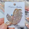 Broche de Mariposa Hueca con Diamantes AB Iridiscentes para Mujer, Pin de Mariposa de Diamantes Lujoso a Todo Color para Trajes y Abrigos, Broche Elegante y Lujoso