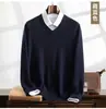 Suéter de cachemira con cuello en V para hombre para otoño e invierno, casual y versátil, adecuado para personas jóvenes y de mediana edad, camiseta básica de manga larga para ropa de negocios, color liso