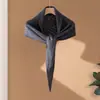 Bufanda triangular de punto de cachemira de color liso estilo coreano con diseño calado, un chal o calentador de cuello moderno y versátil para mujer