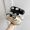 Sandálias femininas estilo francês, bico dividido e fechado, novo modelo de verão 2026, sapatos Mary Jane planos de tira única, sapatos de casco de porco