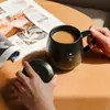 Caneca Cerâmica Grande Capacidade Preto e Branco Criativa com Tampa e Colher Personalizada para Café Presente de Escritório Copo para Beber Doméstico