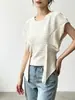 Venda direta da fábrica: Top feminino Miyake de manga curta com gola redonda, design de barra irregular, estilo curto plissado, camiseta versátil
