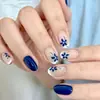 Estilo Coreano Sencillo Azul Klein Flores Pequeñas Pintadas a Mano Uñas Postizas Francesas Azul Frío Porcelana Blanca Uñas Ovaladas Blanqueadoras