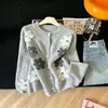 Nueva colección de otoño/invierno estilo coreano: Cárdigan suéter de cuello redondo, bordado floral con intrincados trabajos de cuentas y un elegante diseño de punto