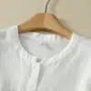 Foto real del nuevo modelo 2026 de la nueva camisa de algodón y lino estilo chino, cuello redondo, manga media para mujer, top artístico y versátil de corte holgado