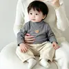 Camiseta de manga larga para bebé, unisex, ropa infantil, cuello semi-alto, capa interior cálida, diseño de oso de dibujos animados estilo coreano