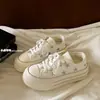 Tênis de lona com sola grossa feminino, tênis brancos que aumentam a altura, novo modelo outono 2026, respirável, adequados para combinar com saias, tênis casuais com estampa de estrela para estudantes