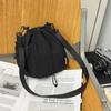 Bolsos Pequeños de Moda para Mujer en Comercio Exterior, Otoño e Invierno 2025 Nuevos Bolsos Cruzados de Cordón de Nicho, Bolsos Tipo Cubo Estilo Coreano