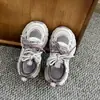 Zapatillas deportivas para niñas, nueva colección primavera/otoño 2026, diseño de malla transpirable, cómodas zapatillas de correr de suela blanda para niños, estilo moderno