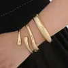 Pulsera abierta minimalista artística en forma de gota de agua con alto pulido y retención de color, pulsera dorada para combinar con vestidos, joyería de estilo fresco y discreto